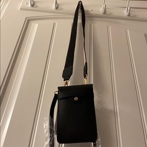 NWT Malibu Skye Vegan Phone Bag with straps